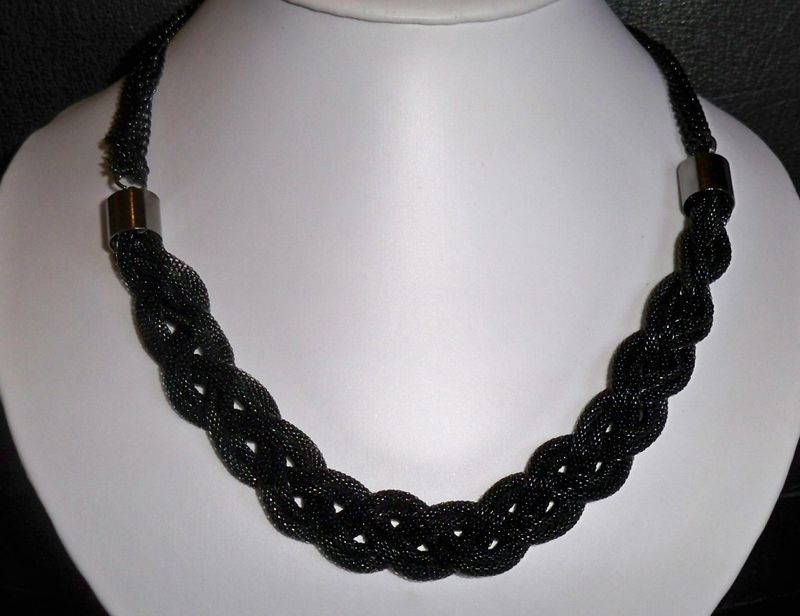 Svart Flätat Halsband