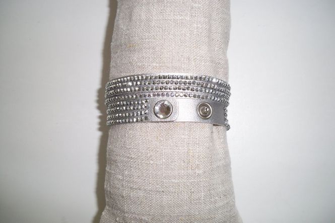 Huvudbild Silverfärgat Läderarmband Med Strass