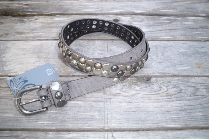 Grått bälte med nitar