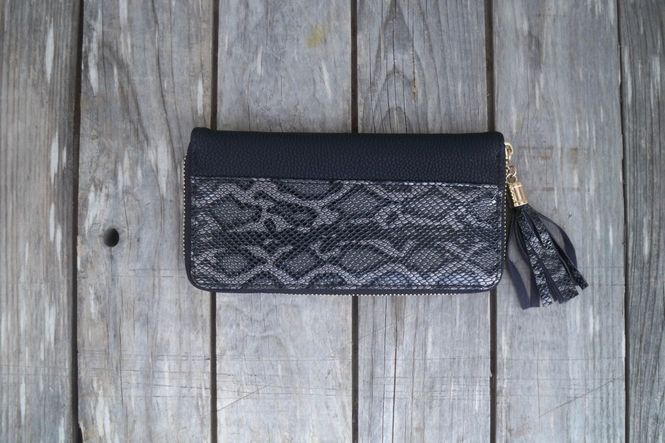Huvudbild Svart plånbok reptilmönster