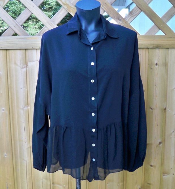 Huvudbild Svart Viskosblus med volang