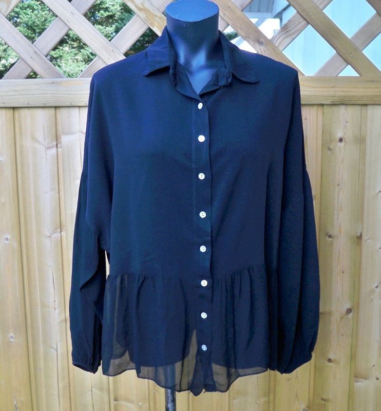 Svart Viskosblus med volang