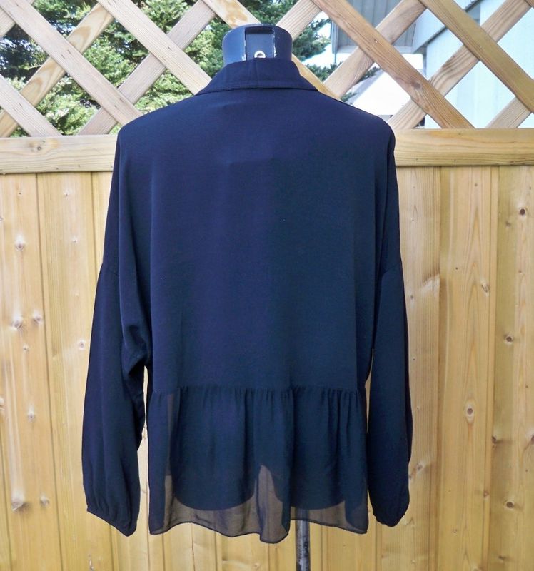 Svart Viskosblus med volang