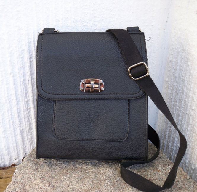 Huvudbild Svart Messenger Axelremsväska Bags by Dansk