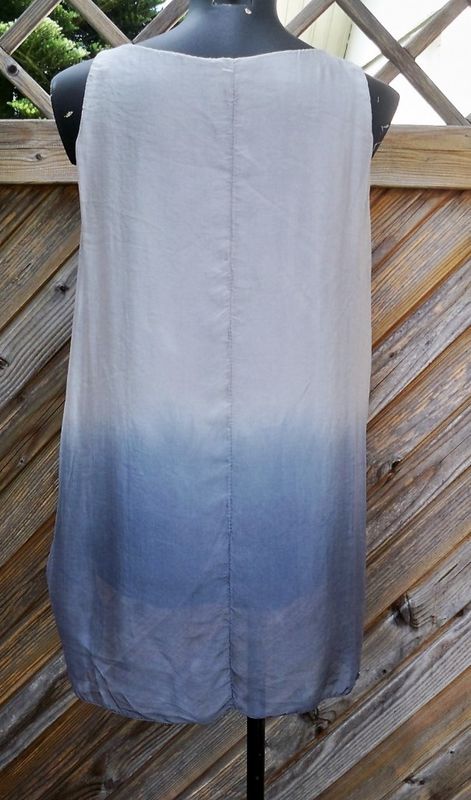 Ärmlös silkeblus. Grå