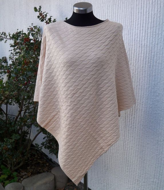 Huvudbild Beige Poncho Med Flätmönster Viskos Ull