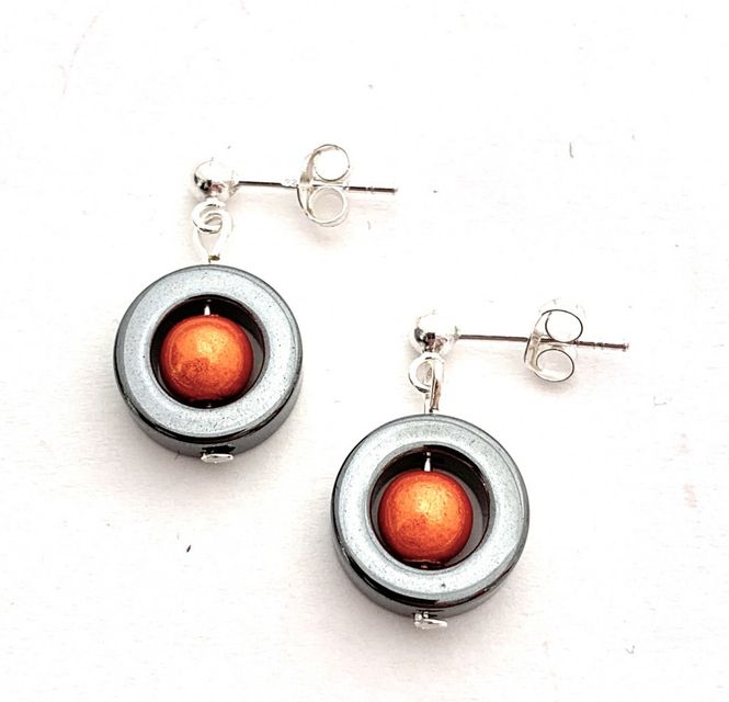 Huvudbild Örhängen Hematit Med Orange Pärla Iris Magnani ...