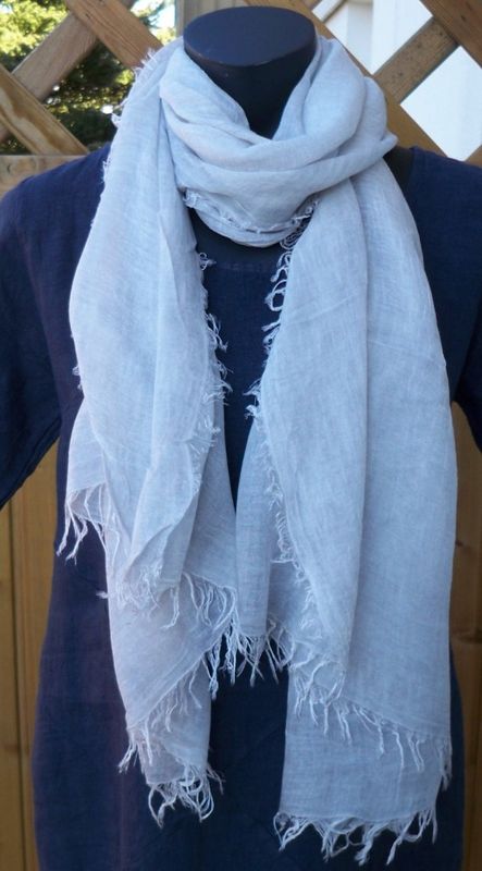 Ljusgrå tunn scarf sjal
