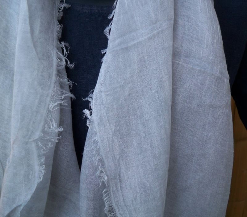 Ljusgrå tunn scarf sjal
