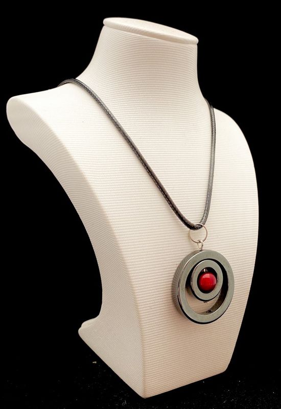 Halsband Hematit Med Röd Pärla Cornelia Magnani Smyckesdesign