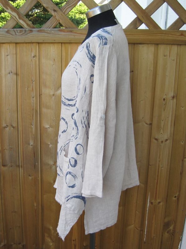 Beige Linnetunika Med Blått Mönster