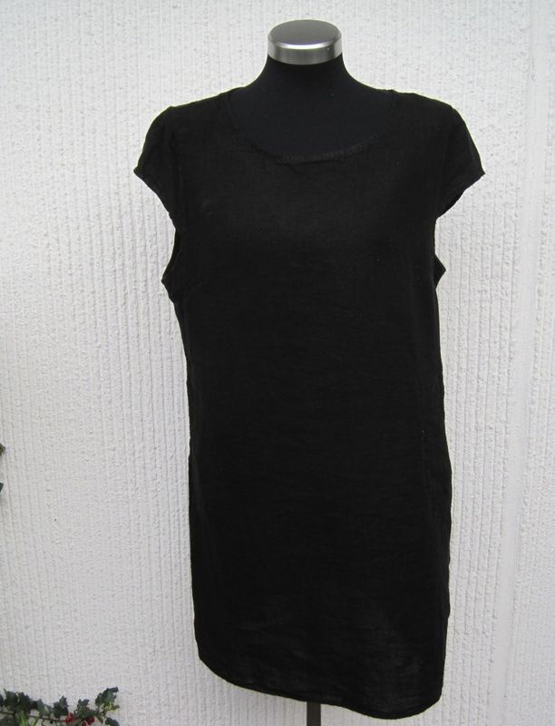 Svart linneklänning med holkärm Puro Lino