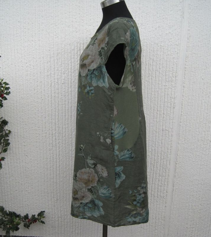 Kakigrön blommig linneklänning med holkärm Puro Lino