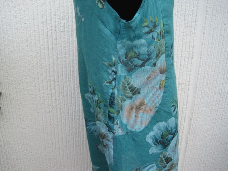 Petrolgrön blommig linneklänning med holkärm Puro Lino