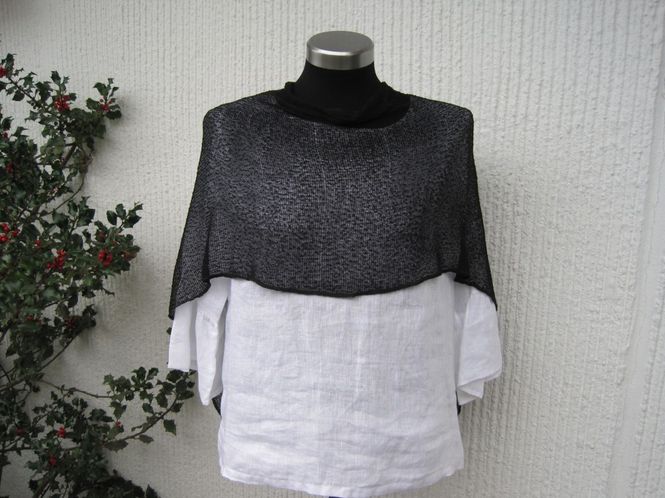 Huvudbild Svart Tunn Glest Stickad Poncho Sjal