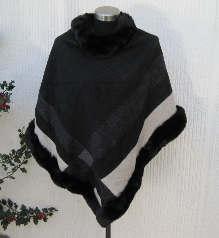 Svart Poncho Med Ränder Och Pälskant