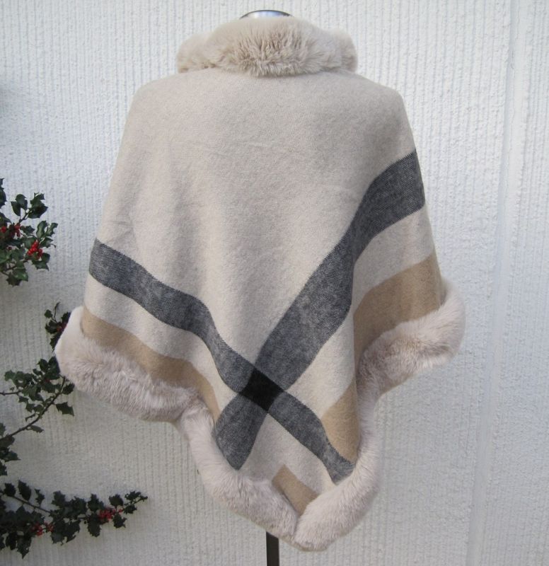 Beige Poncho Med Ränder Och Pälskant