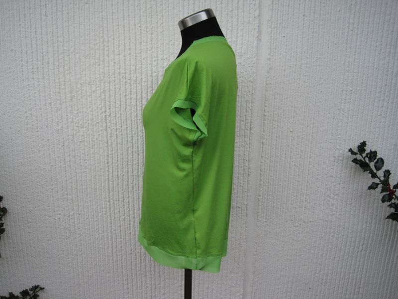 Kiwigrön viskosblus / topp med kort ärm och chiffongkant