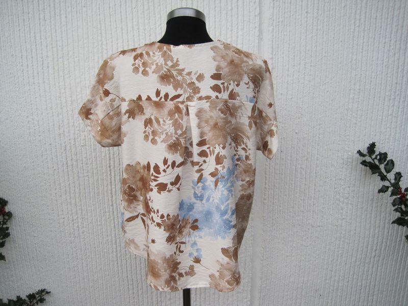 Blommig viskosblus med kort ärm. Natur / beige