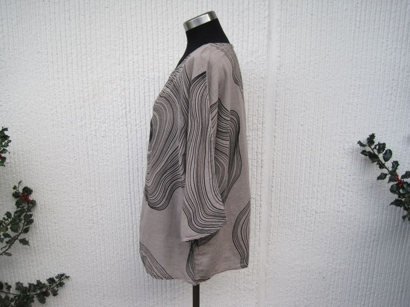 Gråbeige och svart mönstrad bomullsblus. Made in Italy