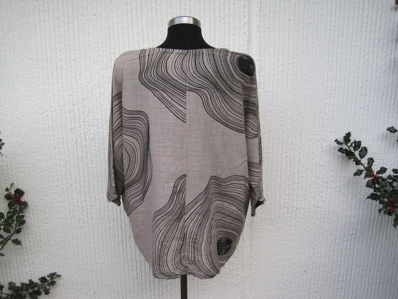 Gråbeige och svart mönstrad bomullsblus. Made in Italy