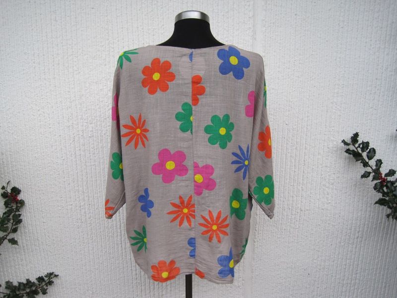 Beigegrå bomullsblus med färgglada blommor. Made in Italy