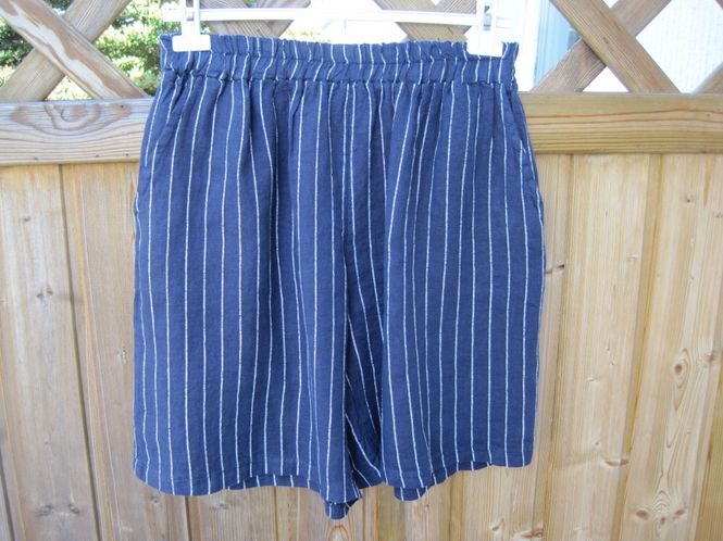 Huvudbild Knälånga Randiga Linneshorts Marinblå Vita