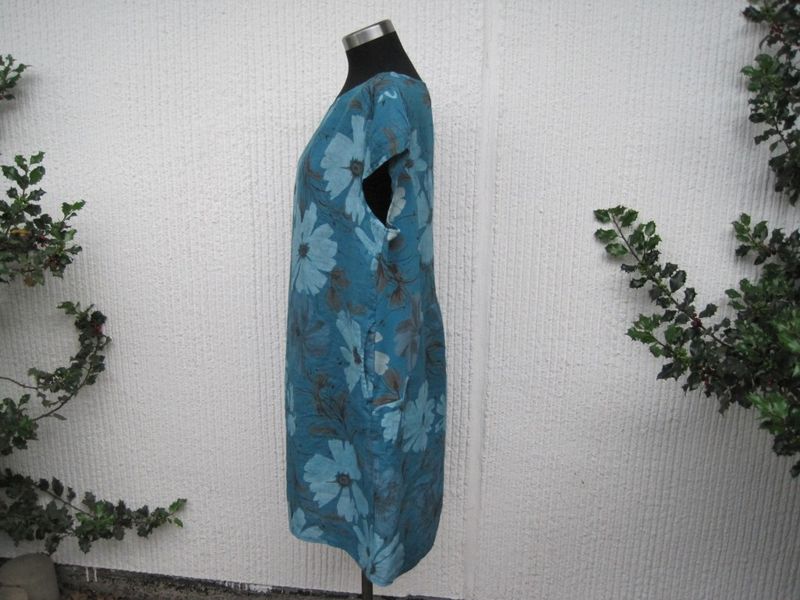 Petrolblå Blommig Linneklänning med holkärm och fickor. Puro Lino