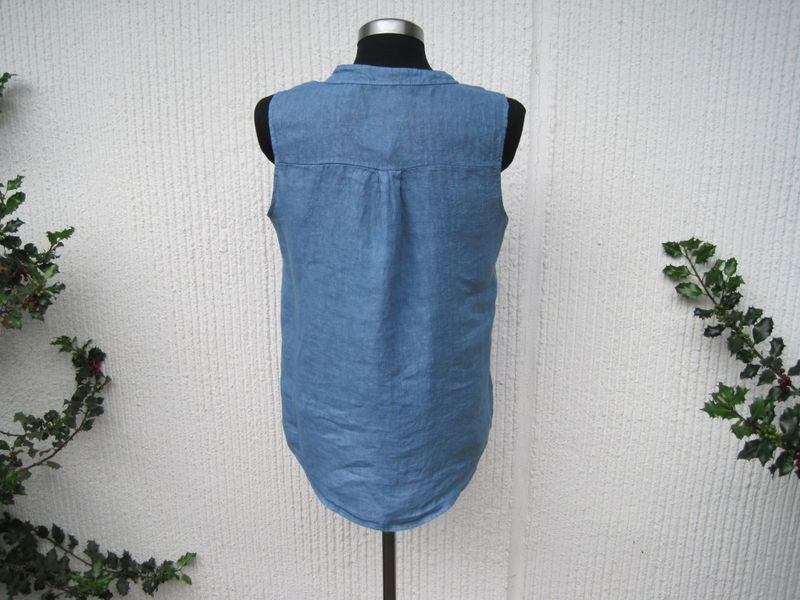 Jeansblå Ärmlös Linneblus. Made in Italy