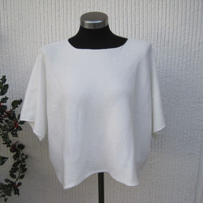 Huvudbild Vit Kort Ponchotröja Med Halvlång Ärm