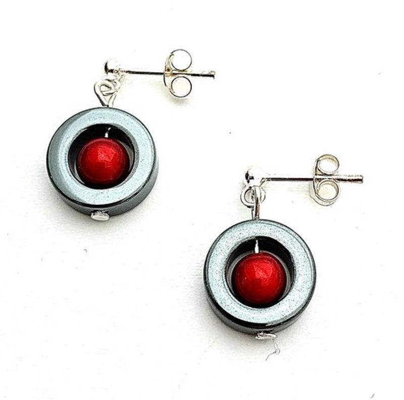 Örhängen Hematit Med Röd Pärla Iris Magnani Smyckesdesign