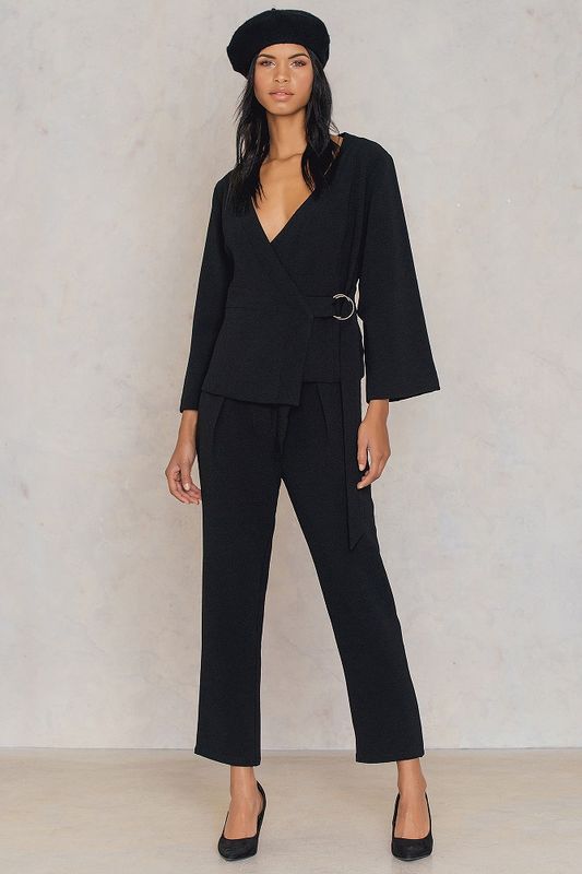 Svart jacka med skärp. Rut & Circle