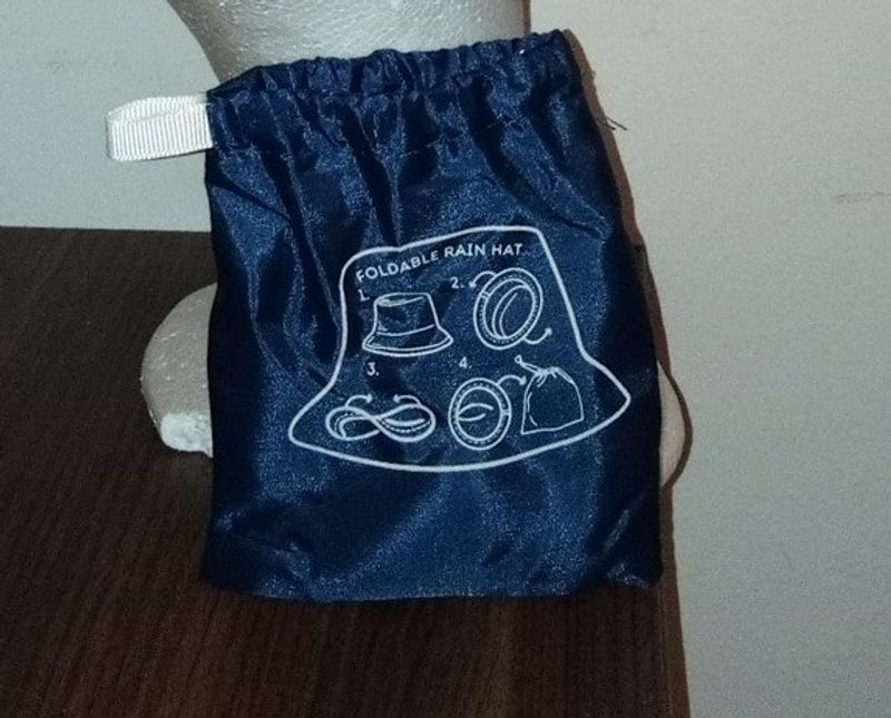 Vikbar Svart Regnhatt